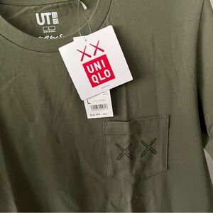NEW KAWS x UNIQLO 2016 sz L XX Pocket Tee Olive Dark Green Short Sleeve Tshirt